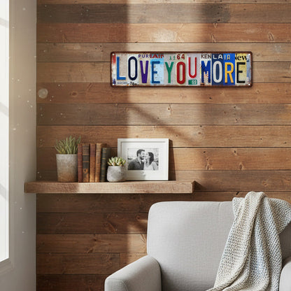 Targa vintage in latta con la scritta “Love You More“