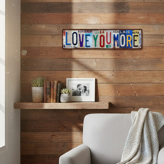 Targa vintage in latta con la scritta “Love You More“