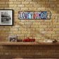 Targa vintage in latta con la scritta “Love You More“