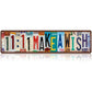 Targa vintage in latta con la scritta “Love You More“